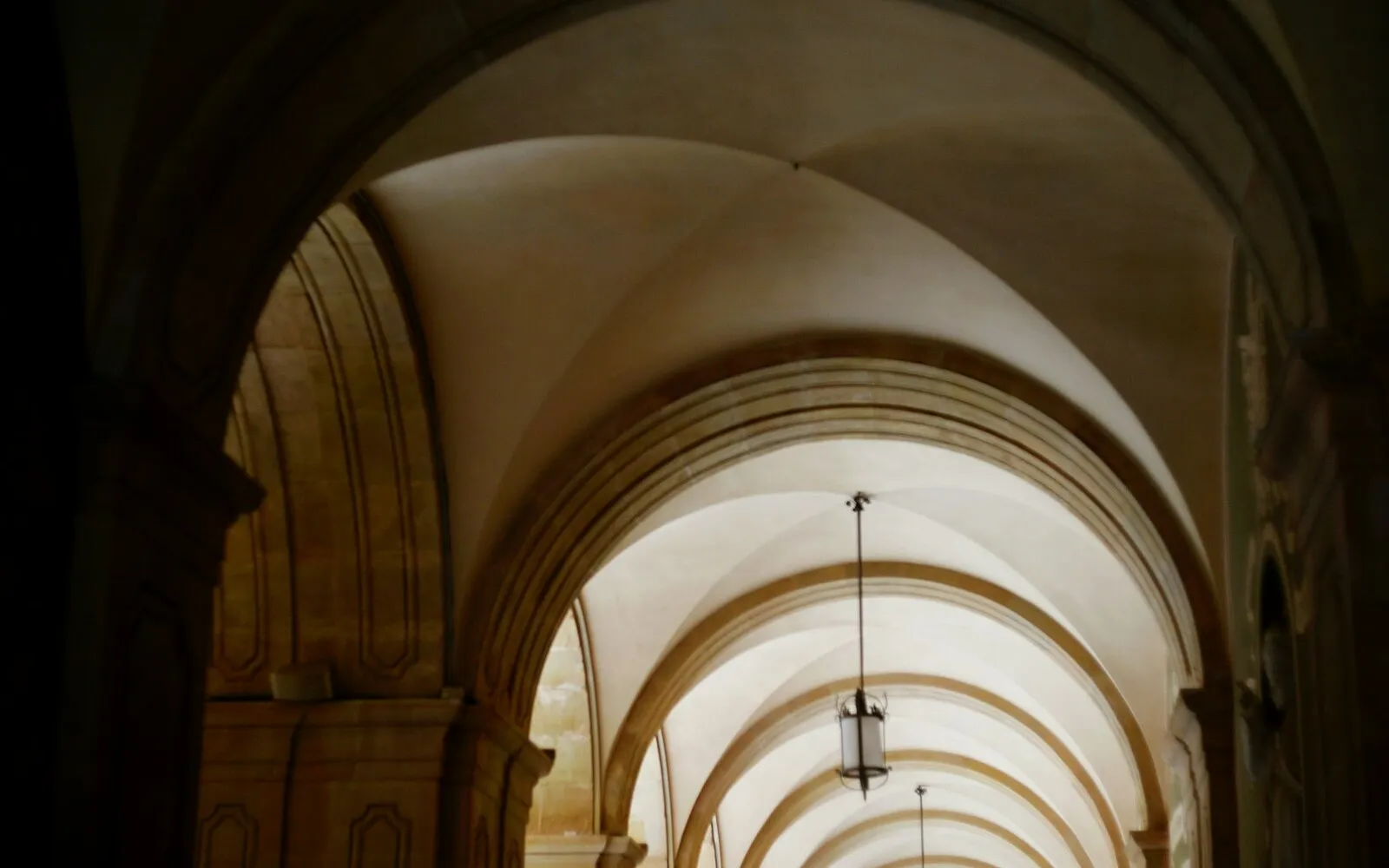 De uma travessa de Madragoa ao claustro do convento